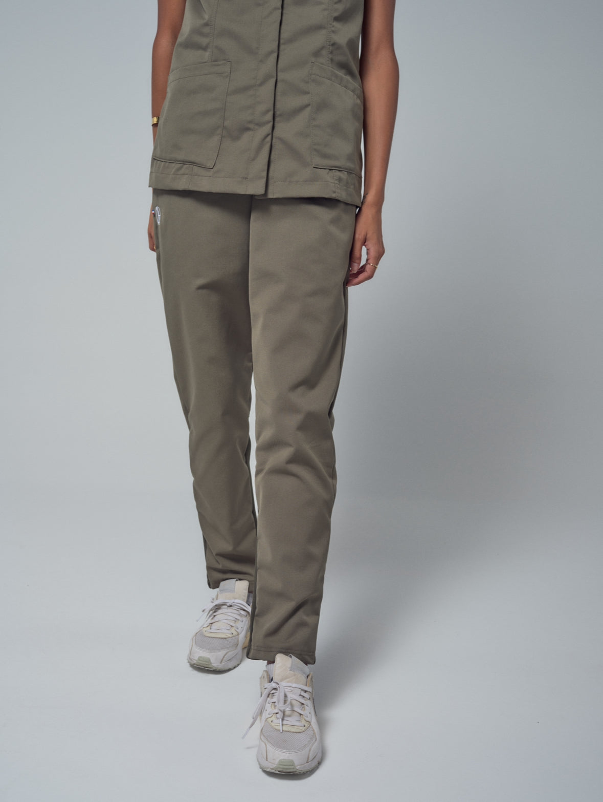 Pantalon médical femme coupé Chino kaki Tellus