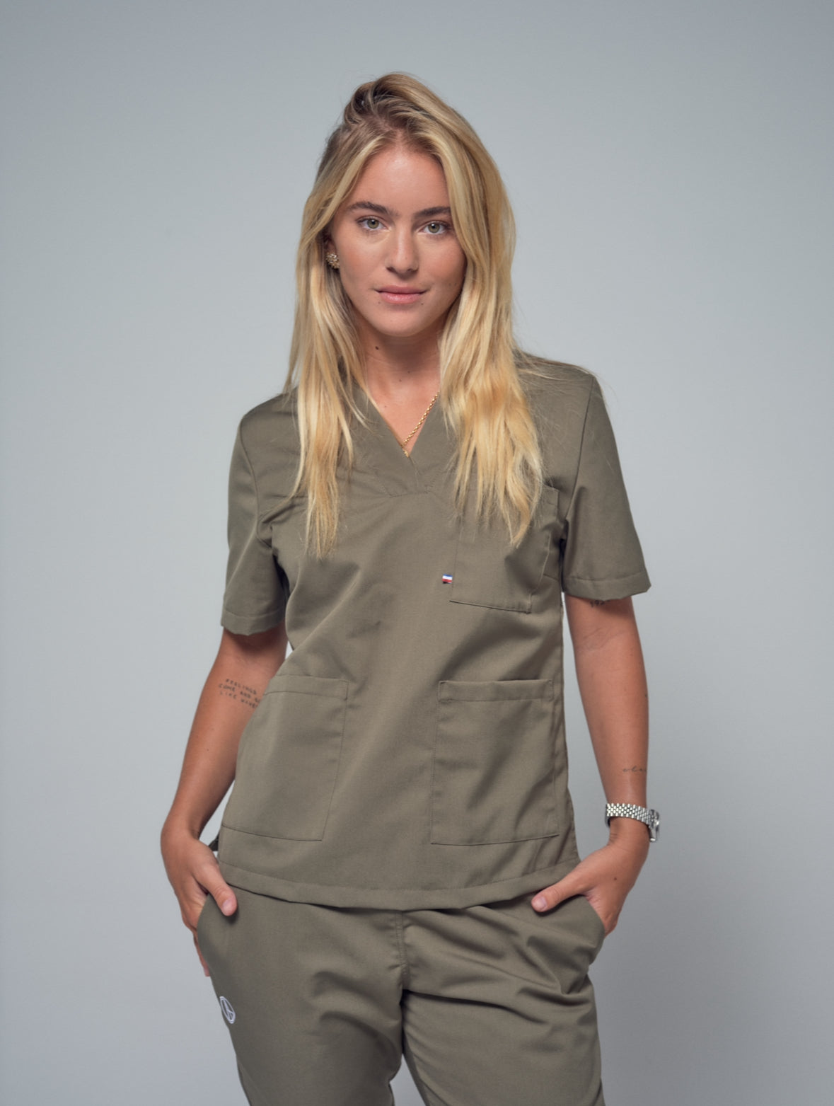 Blouse femme à trois poches et col en V kaki Gaia