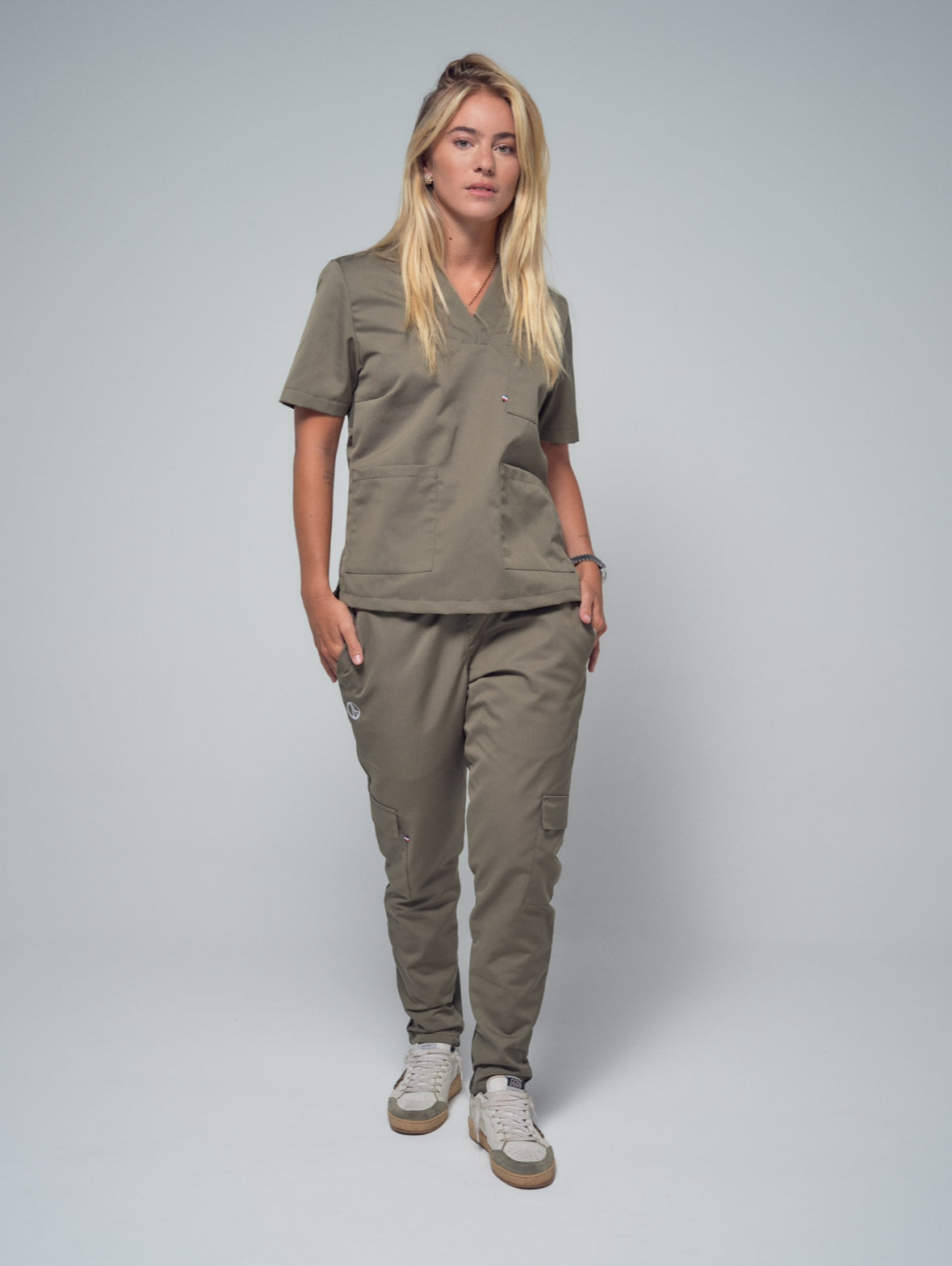 Blouse femme à trois poches et col en V kaki Gaia