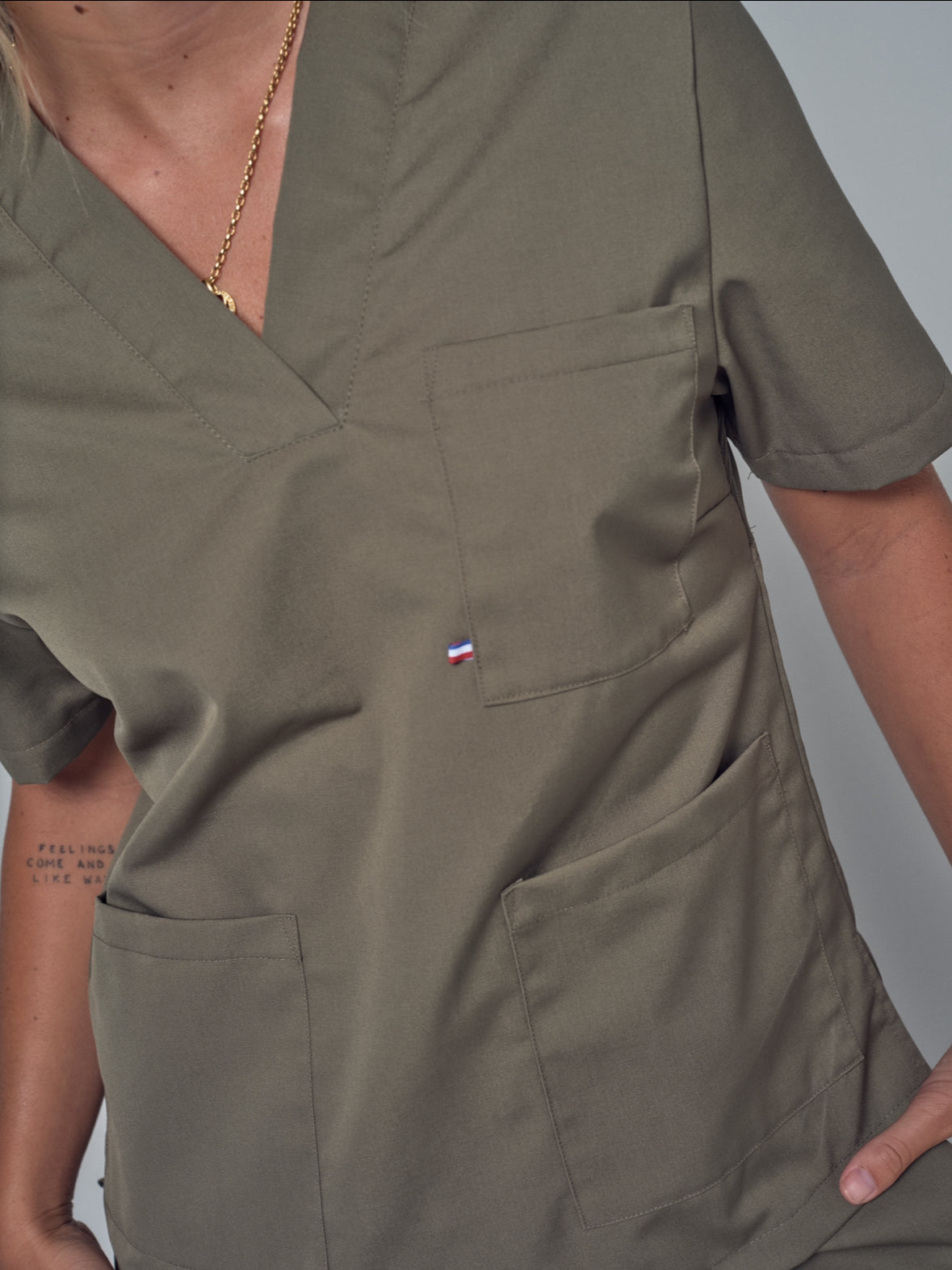 Blouse femme à trois poches et col en V kaki Gaia